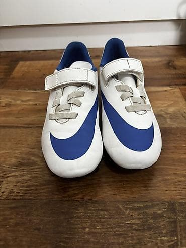 beli uniforma: Dečje fudbalske kopačke Nike – bela osnova sa plavim Swoosh logom. - — 7
