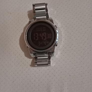 Na prodaju digitalni ručni sat metalnom narukvicom .Sat je ispravan — 9