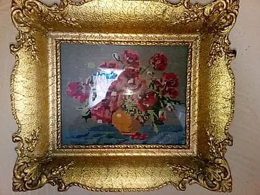 polovne komode: Uokvirena goblenska slika – motiv buketa crvenih ruža u vazi. - — 1