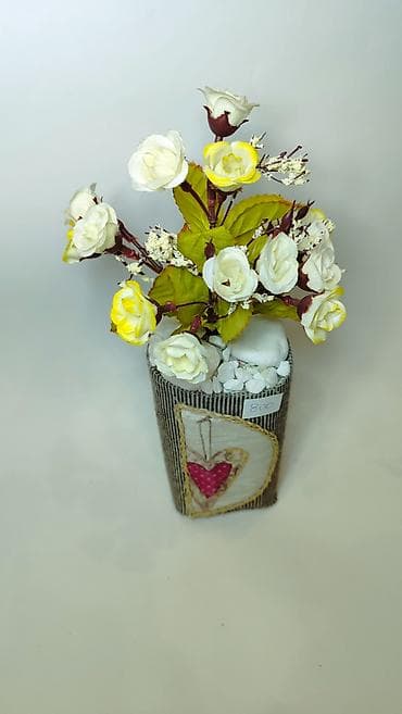 cebe sa kapuljacom: Dekorativna aranžirana veštačka cvetna kompozicija u saksiji. - — 7