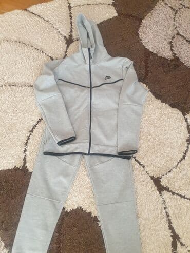 Suits: Muska trenerka naik velicina L
nova trenerka. SNIZENA!! — 2