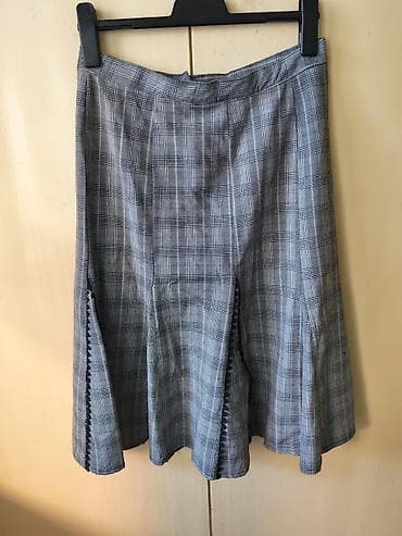 Suknja sa karo dezenom, A-kroja sa panelima i blagim zvonom. Siva