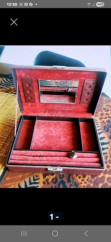 Kutija za nakit sa ogledalom - Materijal: spolja presvučena kožnom