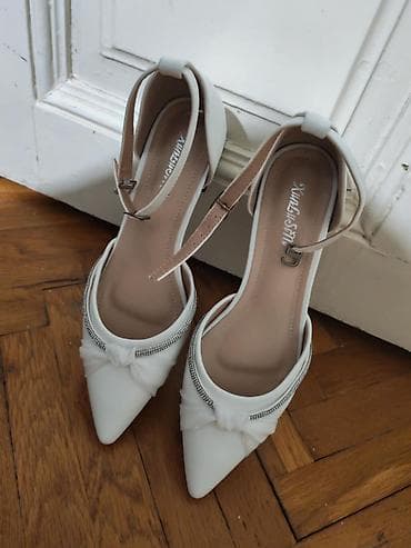 Elegantne bele cipele sa niskom blok potpeticom i kaišem oko članka na lalafo.rs Elegantne bele cipele sa niskom blok potpeticom i kaišem oko članka