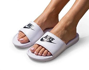 Nike ženske papuče – bele - Model: klasične “slide” papuče sa širokim