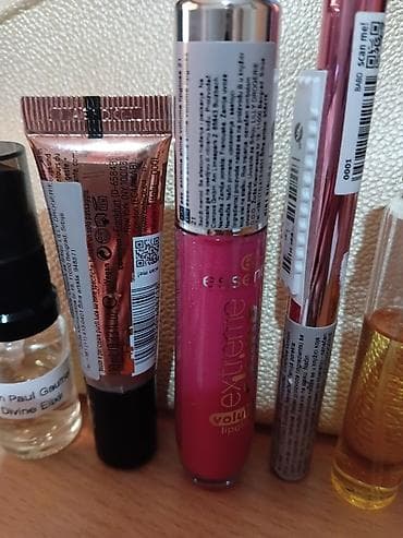 torbice bele: Set kozmetike i parfemskih miniatura + neseser Sadržaj: - Gucci Flora — 5