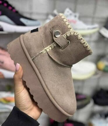 Flat shoes: High boots — 2