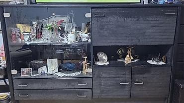 Vitrina za dnevnu sobu ili trpezariju. Pogodna kao postolje za TV