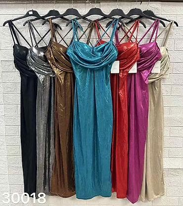 step helanke: Satenasta midi haljina sa metalik efektom
2600din
S M L — 8