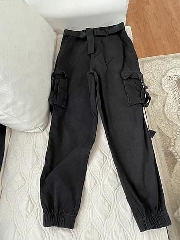 Crne cargo pantalone sa pojasom - Boja: crna - Kroj: jogger/cargo