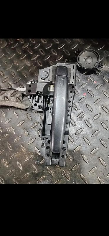 skretnica za bas: AUDI Q3 DELOVI KVAKA BRAVA VRATA 8U0837886 | Audi a1  a3 a4 a5 a6 a7 — 1