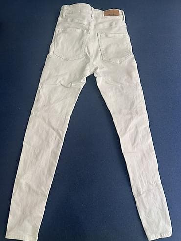 moderni ženski satovi: Stradivarius ženske farmerke – skinny kroj, regularni struk. - Model — 2