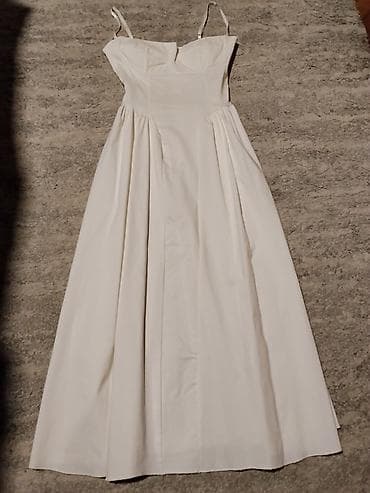 Duga bela haljina na bretele - Kroj: struk naglašen, gore korpica sa