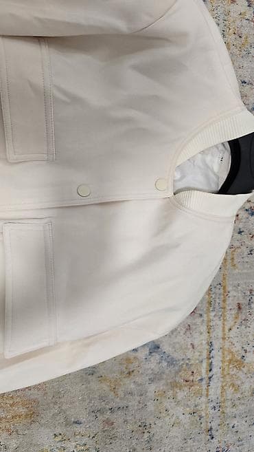 Pantalone, Farmerke, Šortsevi: Kratka ženska jakna – krem/bež - Model: bomber/boxy kroj bez kragne — 4