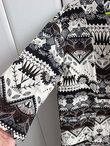 Kimono/kaftan sa etno printom - Kroj: lagan, ravno spušten, bez