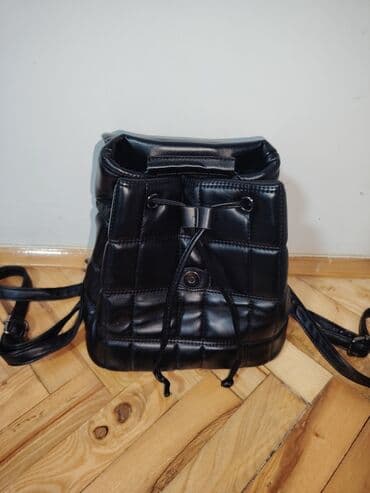 Kaiševi: Crni ženski ranac od eko kože sa prošivenim kockastim dezenom. Preklop — 2