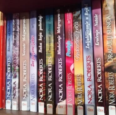 elektricni tricikl novi sad: Nora roberts 13 knjiga. Novi!! Komplet 2800. Kom 250 — 1