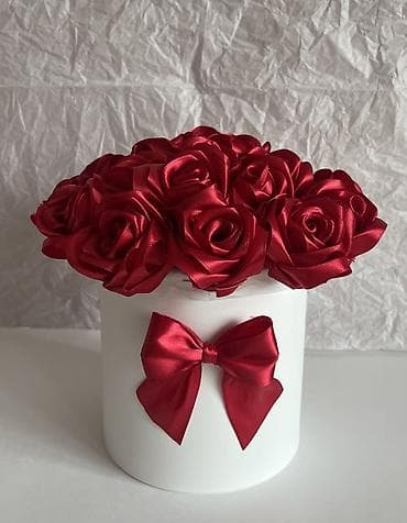 Aranžman ruža od satenskih traka u dekorativnoj kutiji - Elegantni