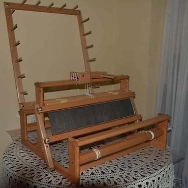 Ručno tkalački razboj – stočni model od punog drveta Opis: - na lalafo.rs Ručno tkalački razboj – stočni model od punog drveta Opis: -