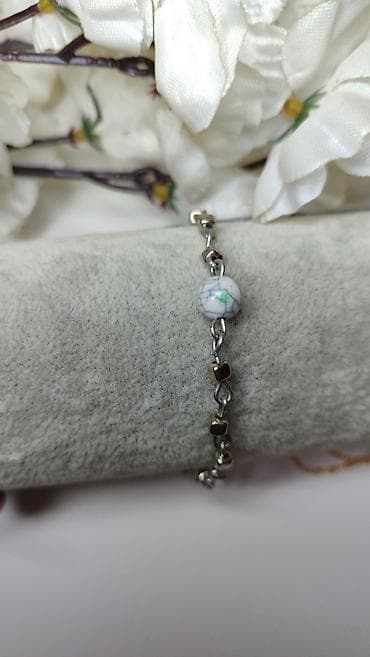 Novčanici: Delikatna narukvica sa dekorativnom kuglicom i metalnim karikama - — 3