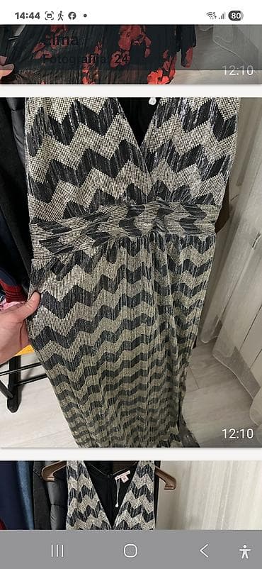 Duga večernja haljina bez rukava sa V‑izrezom. Model je ravne, tečno — 2