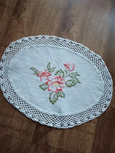 drveni sto sa klupama: Ručno rađeni heklani miljei sa vezenim cvetnim motivima - Set — 2