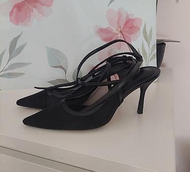 Ostala ženska obuća: Crne elegantne salonke sa tankom štiklom i kaišićima oko zgloba. - — 2