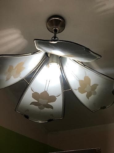 Luster u obliku cveta, kombinacija hrom i kaljeno staklo, sa jednim