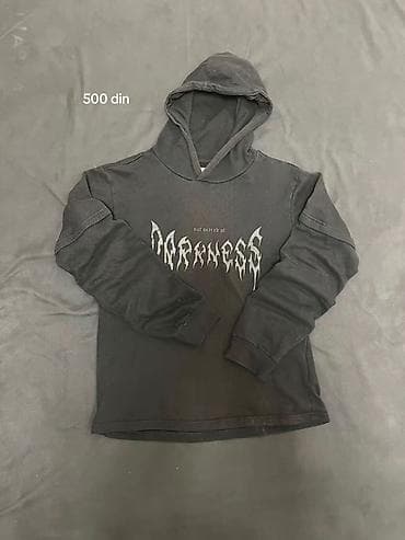 Crna duks majica s kapuljačom i dugim rukavima. Prednji print: tekst