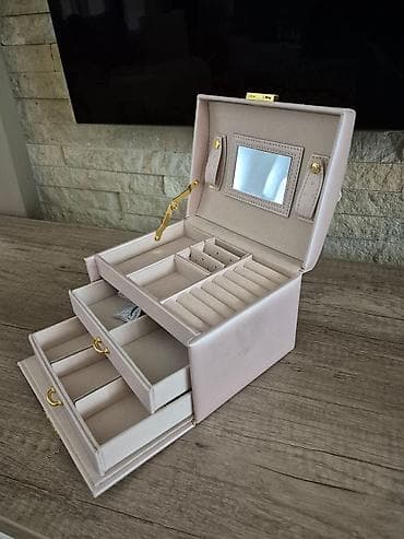 sam u kuci: Elegantna kutija/organizator za nakit - Materijal: spolja mekana — 3