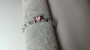 Nježna narukvica sa privjeskom u obliku srca sa krilima u roze boji