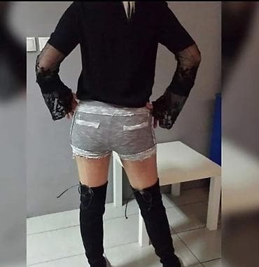 svilene marame mona: Ženske svetlosive kratke šorts pantalone sa dekorativnim detaljima. - — 4