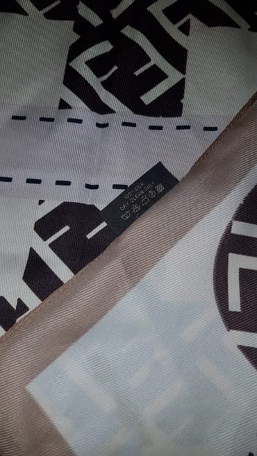 nosena bogner kapa: Fendi marama 100% svila. Na jednom delu se od vezivanja blago — 3