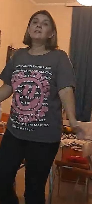 Ova zena nosi bebe u ovoj majici - Mater (udobna i prozračna) -