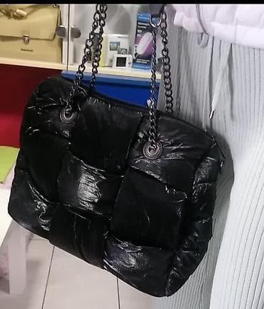 ck zenske torbe: Puf torba preko ramena – crna - Model: mekana „puffer“ torba sa — 5