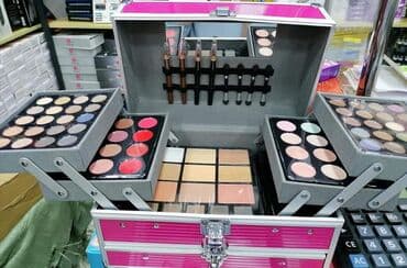 Komplet kofer sa sminkom odlican kvalitet sminke. MISS ROSE 4450