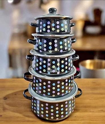 Set emajliranih šerpi sa poklopcima – 5 delova - Dizajn: klasični na lalafo.rs Set emajliranih šerpi sa poklopcima – 5 delova - Dizajn: klasični