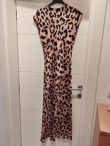 Haljine: Maksi haljina sa leopard printom marke Mona. Haljina ima kratke rukave — 8