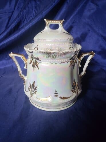 zemljane posude: Bombonijera 1914 do 1918g. porcelan,sedef glazura. Bombonijera je — 1