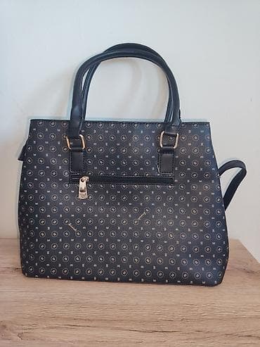 Lične stvari: Elegantna ženska torba – crna sa zlatnim detaljima i monogram printom — 2