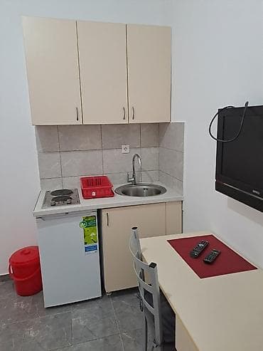 Office Furniture: Zemun, Nova Galenika, izdajem sobu za studenta ili zaposlenu osobu. U — 4
