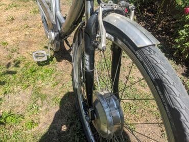 test iz engleskog za 3 razred: Električni bicikl Vital Bike u srebrnoj boji. Ima ram standardne — 8