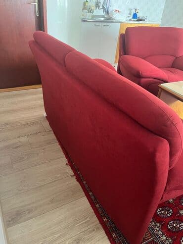sofa za sedenje: Dvosed i fotelja u jarko crvenoj boji, presvučen plišanim materijalom — 7