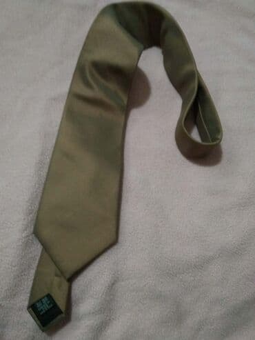 krem pantalone i crna kosulja: Kravata 
Hugu Boss — 5