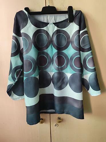 bordo bluze: Ženska bluza sa geometrijskim printom - Model: ravnog kroja, duži — 1