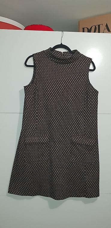 majica sa ruskom kragnom: Haljina bez rukava,A‑kroja,sa visokim rol kragnom.Braon boja sa sitnim — 2