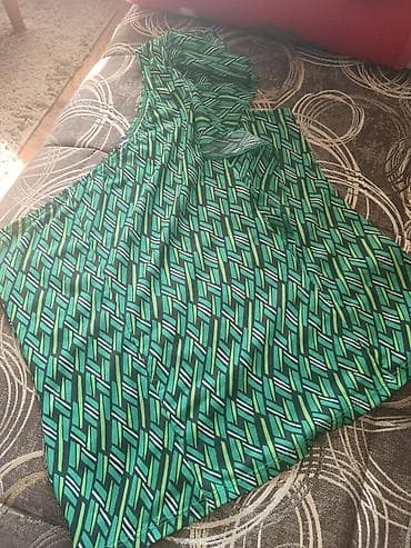 Zelena ženska bluza bez rukava sa asimetričnim volanom na jednom