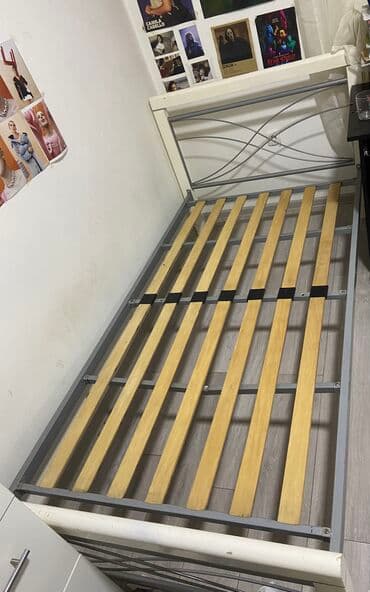 Krevet 218cmx106cm, ima jednu šipku na kraju koja je savijena ali NIJE