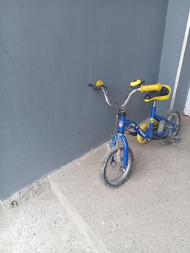 decije sandale vesna: Dečiji bicikl – plavo‑žuti, sa zvoncem - Veličina točkova: oko 12 — 1