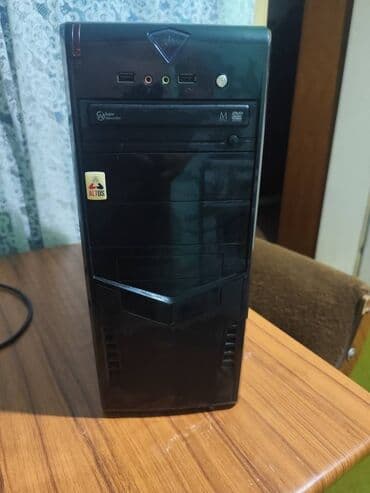 Desktop računari i radne stanice: Kuciste i monitor Ociscen, podignut svez operativni sistem, spreman